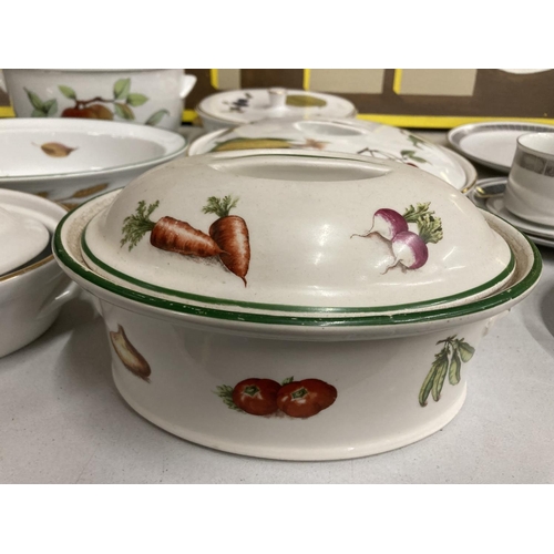 764 - A QUANTITY OF ROYAL WORCESTER 'EVESHAM' DINNERWARE TO INCLUDE SERVING DISHES, TUREENS, ETC