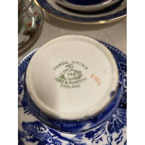 766 - A QUANTITY OF CHINA TEAWARE TO INCLUDE FORD'S CHINA BLUE AND WHITE WILLOW PATTERN CUPS, SAUCERS AND ... 