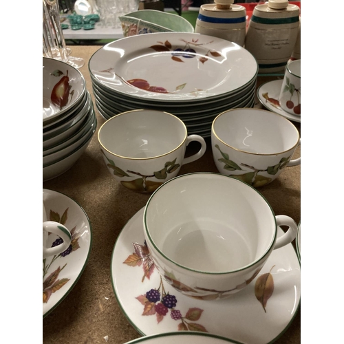 773 - A ROYAL WORCESTER 'EVESHAM VALE' DINNER SERVICE TO INCLUDE DINNER AND SIDE PLATES, BOWLS, CUPS AND S... 