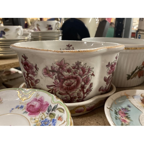 777 - A QUANTITY OF CERAMICS TO INCLUDE ROYAL WORCESTER 'EVESHAM' SERVING BOWLS, PORTMERION 'BOTANIC GARDE... 