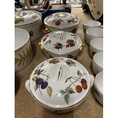 779 - A QUANTITY OF ROYAL WORCESTER 'EVESHAM' TABLEWARE TO INCLUDE SERVING DISHES, SOUFFLE DISHES, CUPS, S... 