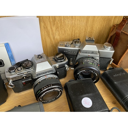 1386 - AN ASSORTMENT OF PHOTOGRAPHY EQUIPMENT TO INCLUDE A MINOLTA SRT101B CAMERA, AN OLYMPUS OM10 CAMERA A... 