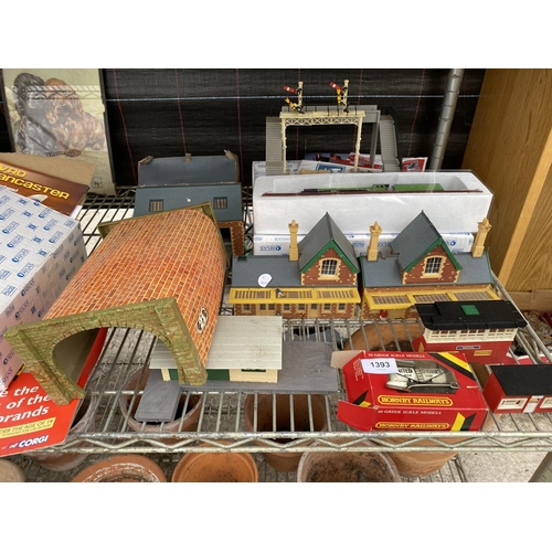 1393 - AN ASSORTMENT OF MODEL TRAIN ITEMS TO INCLUDE A HORNBY 00 GAUGE 'UNITED DAIRIES' SCALE MODEL AND RAI... 