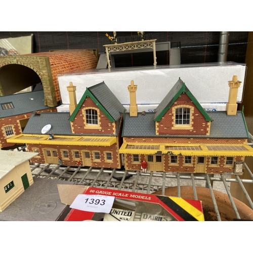 1393 - AN ASSORTMENT OF MODEL TRAIN ITEMS TO INCLUDE A HORNBY 00 GAUGE 'UNITED DAIRIES' SCALE MODEL AND RAI... 