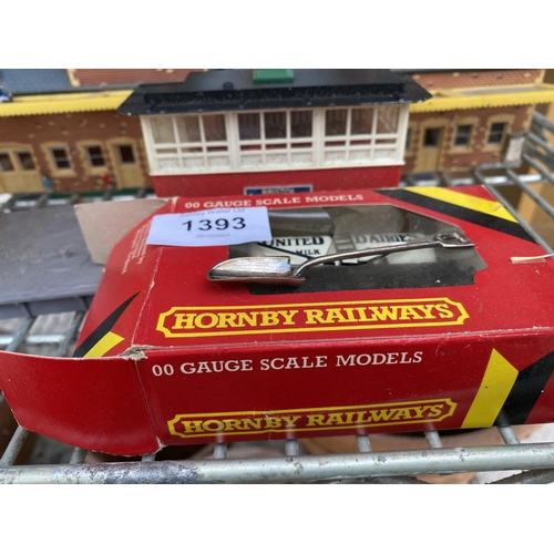 1393 - AN ASSORTMENT OF MODEL TRAIN ITEMS TO INCLUDE A HORNBY 00 GAUGE 'UNITED DAIRIES' SCALE MODEL AND RAI... 