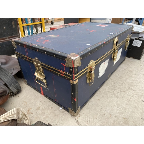 1448 - A LARGE VINTAGE TRAVEL TRUNK