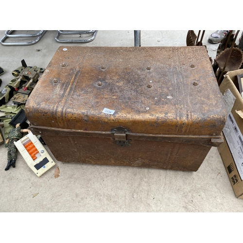 1536 - A VINTAGE TRAVEL TRUNK WITH TWO PAIRS OF GARDEN SHEARS