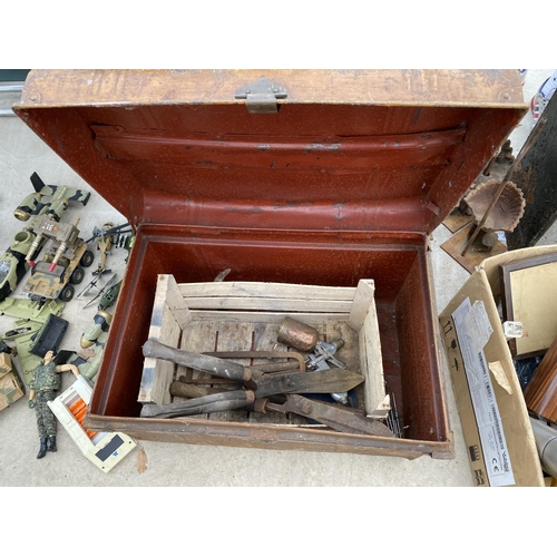 1536 - A VINTAGE TRAVEL TRUNK WITH TWO PAIRS OF GARDEN SHEARS