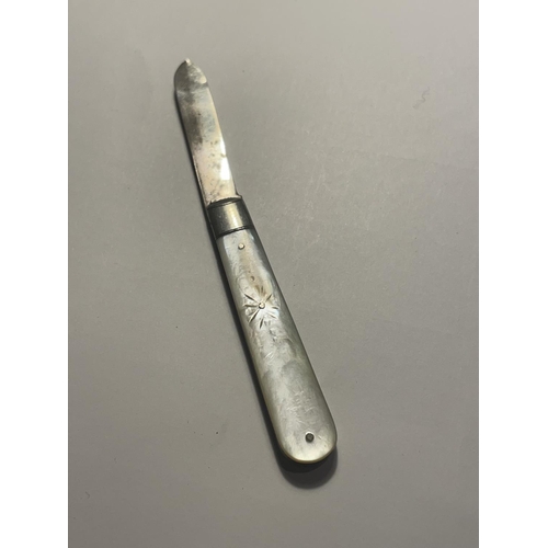 667 - A HALLMARKED SHEFFIELD SILVER FRUIT KNIFE WITH MOTHER OF PEARL HANDLE