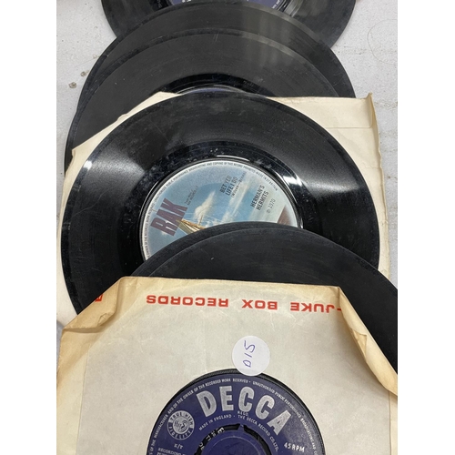 709 - A COLLECTION OF VINTAGE 45RPM SINGLE RECORDS TO INCLUDE THE ROLLING STONES, THE MERSEYBEATS, THE HOL... 