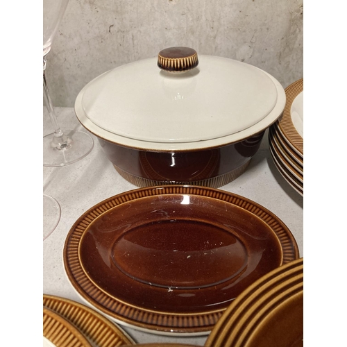 843 - A QUANTITY OF POOLE POTTERY DINNERWARE TO INCLUDE VARIOUS SIZED PLATES, SERVING DISH, SAUCE BOAT AND... 