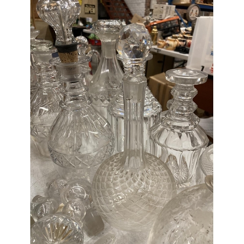 866 - A QUANTITY OF VINTAGE DECANTERS PLUS AN AMOUNT OF DECANTER STOPPERS