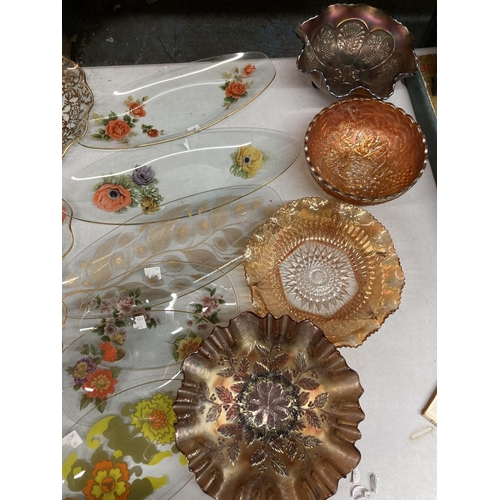 879 - A QUANTITY OF GLASSWARE TO INCLUDE FLORAL PRINTED SERVING PLATES AND CARNIVAL GLASS BOWLS