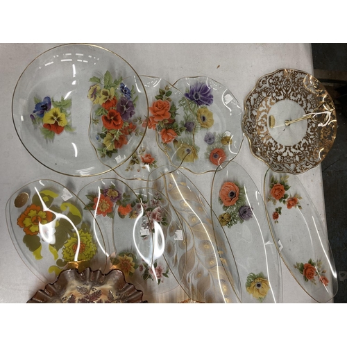 879 - A QUANTITY OF GLASSWARE TO INCLUDE FLORAL PRINTED SERVING PLATES AND CARNIVAL GLASS BOWLS