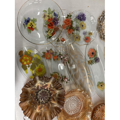 879 - A QUANTITY OF GLASSWARE TO INCLUDE FLORAL PRINTED SERVING PLATES AND CARNIVAL GLASS BOWLS