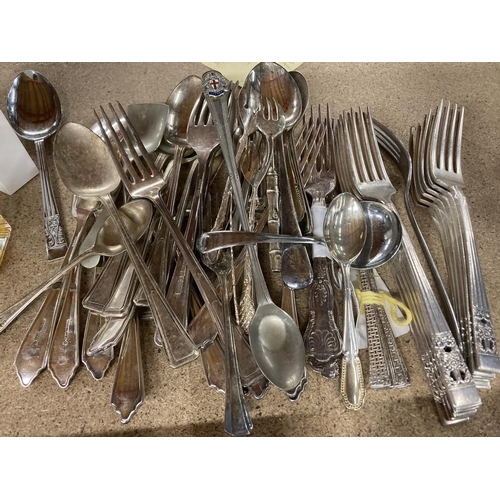 890 - A QUANTITY OF VINTAGE FLATWARE TO INCLUDE KNIVES, FORKS, SPOONS, ETC