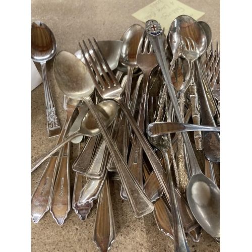 890 - A QUANTITY OF VINTAGE FLATWARE TO INCLUDE KNIVES, FORKS, SPOONS, ETC