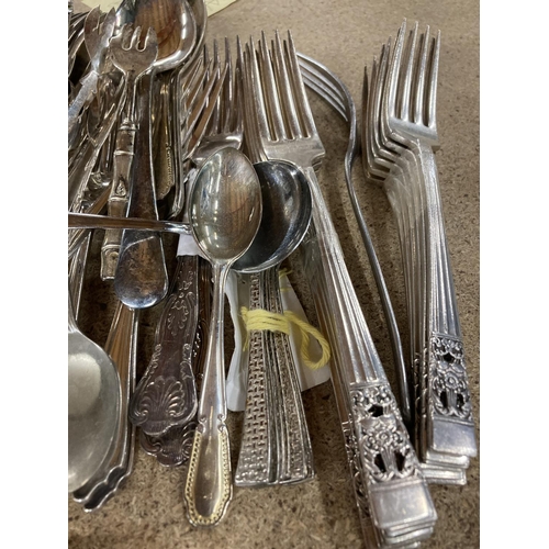 890 - A QUANTITY OF VINTAGE FLATWARE TO INCLUDE KNIVES, FORKS, SPOONS, ETC