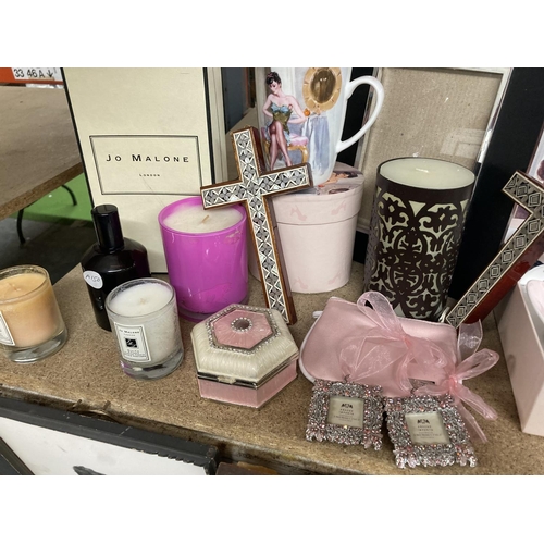 891 - A MIXED LOT TO INCLUDE A BOXED SET OF 'DAVID WRIGHT'S LOVELIES' COFFEE CUPS AND SAUCERS, JO MALONE C... 