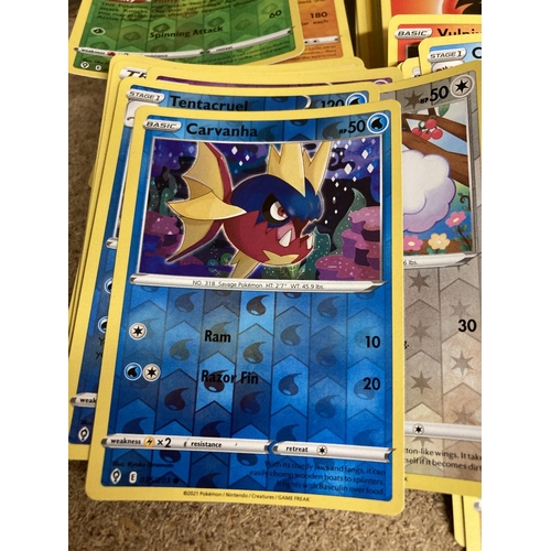 896 - A BUNDLE OF OVER 200 POKEMON CARDS TO INCLUDE HOLO'S AND RARES