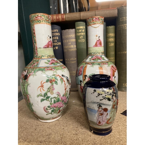 898 - A PAIR OF ORIENTAL VASES WITH HANDPAINTED FIGURAL DESIGN HEIGHT 20CM - 1 A/F PLUS A SMALL ORIENTAL P... 