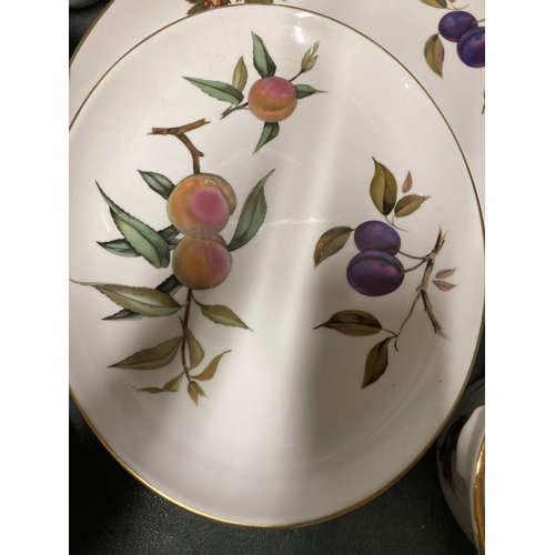 899 - A LARGE QUANTITY OF ROYAL WORCESTER DINNERWARE TO INCLUDE 'EVESHAM' INCLUDING TUREENS, SERVING DISHE... 