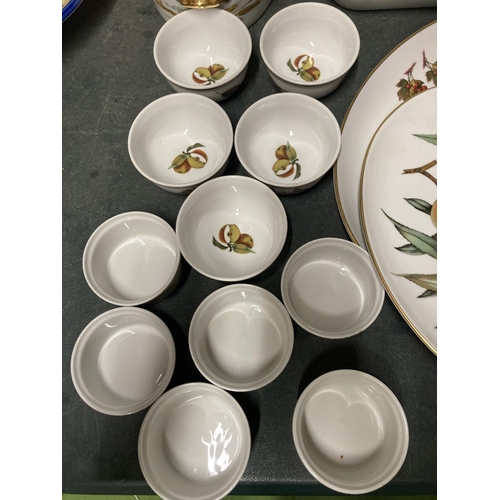 899 - A LARGE QUANTITY OF ROYAL WORCESTER DINNERWARE TO INCLUDE 'EVESHAM' INCLUDING TUREENS, SERVING DISHE... 