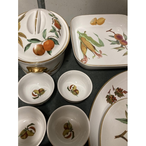 899 - A LARGE QUANTITY OF ROYAL WORCESTER DINNERWARE TO INCLUDE 'EVESHAM' INCLUDING TUREENS, SERVING DISHE... 