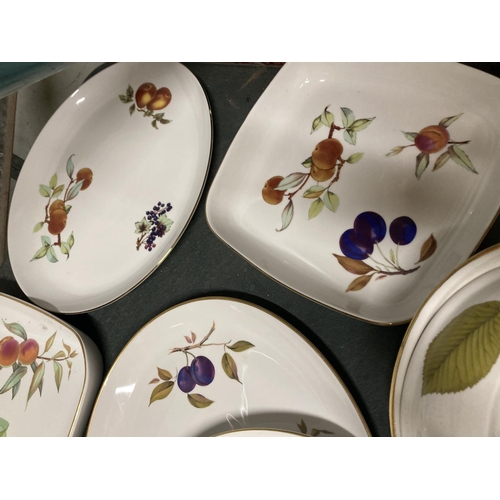 899 - A LARGE QUANTITY OF ROYAL WORCESTER DINNERWARE TO INCLUDE 'EVESHAM' INCLUDING TUREENS, SERVING DISHE... 