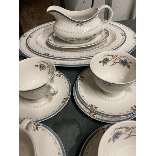 901 - A QUANTITY OF ROYAL DOULTON 'OLD COLONY' TO INCLUDE SERVING PLATES, SAUCE JUG AND SAUCER, CUPS AND S... 