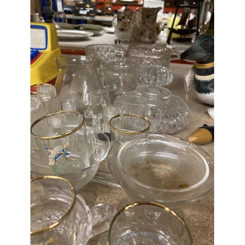 913 - A QUANTITY OF GLASSWARE TO INCLUDE JUGS, SMALL DECANTER, PRESERVE POT, GLASSES, ETC