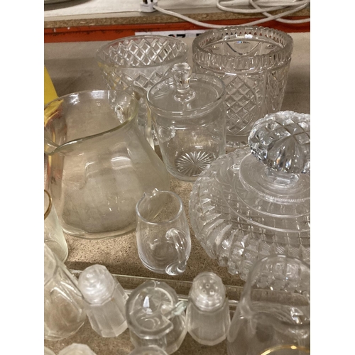 913 - A QUANTITY OF GLASSWARE TO INCLUDE JUGS, SMALL DECANTER, PRESERVE POT, GLASSES, ETC