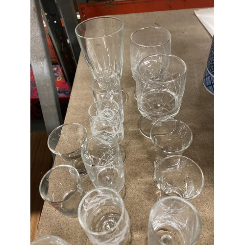 915 - A QUANTITY OF GLASSES TO INCLUDE WINE, SHERRY, PORT, ETC