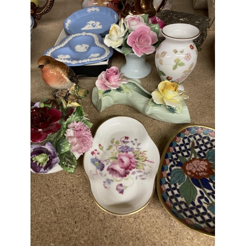 916 - A MIXED LOT TO INCLUDE WEDGWOOD JASPERWARE, A BESWICK ROBIN, JUGS, ETC