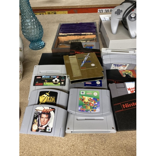 919 - A VINTAGE NINTENDO ENTERTAINMENT SYSTEM PLUS A QUANTITY OF NINTENDO GAMES TO INCLUDE SUPER MARIO WOR... 