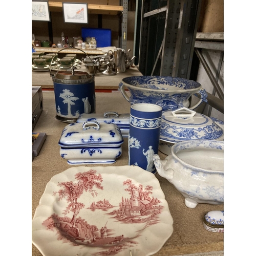 920 - A QUANTITY OF BLUE AND WHITE POTTERY TO INCLUDE A JASPERWARE ICE BUCKET, LIDDED POTS, BOWLS, ETC