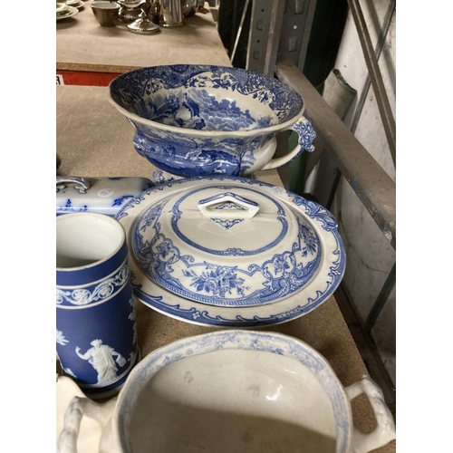 920 - A QUANTITY OF BLUE AND WHITE POTTERY TO INCLUDE A JASPERWARE ICE BUCKET, LIDDED POTS, BOWLS, ETC