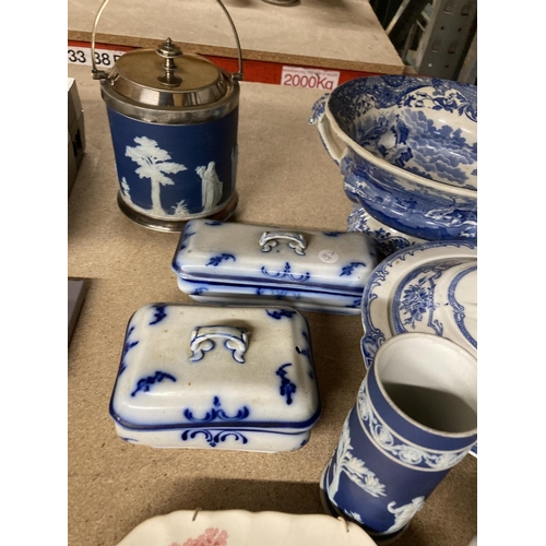 920 - A QUANTITY OF BLUE AND WHITE POTTERY TO INCLUDE A JASPERWARE ICE BUCKET, LIDDED POTS, BOWLS, ETC