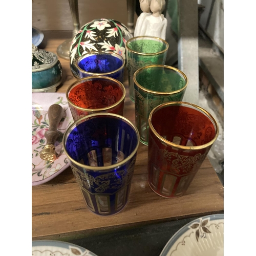 921 - A MIXED LOT TO INCLUDE VINTAGE COLOURED TUMBLERS, A VINTAGE ORIENTAL INSENCE BURNER, CANDLESTICKS, W... 