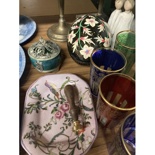 921 - A MIXED LOT TO INCLUDE VINTAGE COLOURED TUMBLERS, A VINTAGE ORIENTAL INSENCE BURNER, CANDLESTICKS, W... 