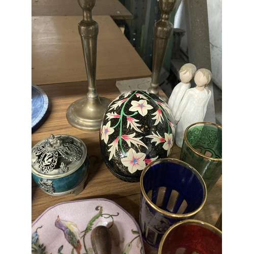 921 - A MIXED LOT TO INCLUDE VINTAGE COLOURED TUMBLERS, A VINTAGE ORIENTAL INSENCE BURNER, CANDLESTICKS, W... 