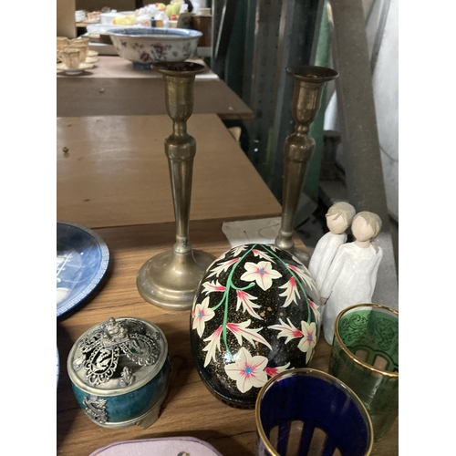 921 - A MIXED LOT TO INCLUDE VINTAGE COLOURED TUMBLERS, A VINTAGE ORIENTAL INSENCE BURNER, CANDLESTICKS, W... 