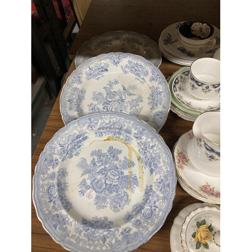 925 - A QUANTITY OF CHINA CUPS, SAUCERS, PLATES, JUGS, ETC