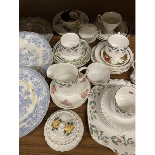 925 - A QUANTITY OF CHINA CUPS, SAUCERS, PLATES, JUGS, ETC