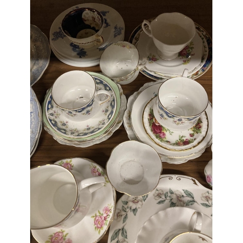 925 - A QUANTITY OF CHINA CUPS, SAUCERS, PLATES, JUGS, ETC