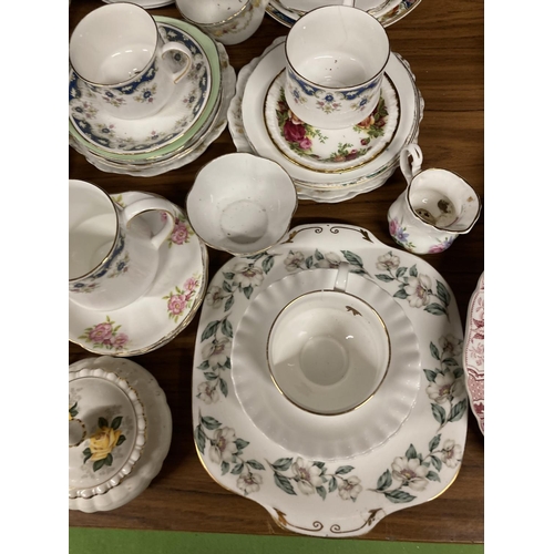 925 - A QUANTITY OF CHINA CUPS, SAUCERS, PLATES, JUGS, ETC