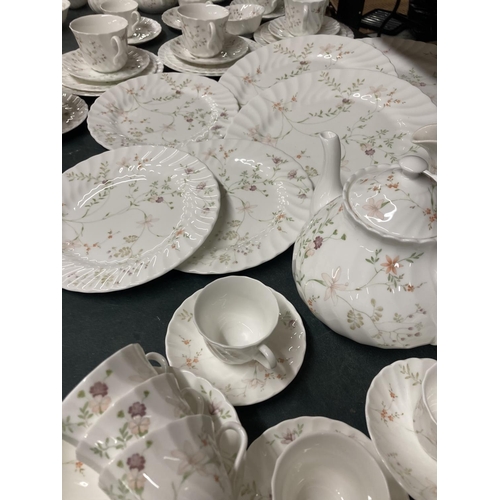 927 - A LARGE AMOUNT OF WEDGWOOD 'CAMPION' TABLEWARE TO INCLUDE VARIOUS SIZED PLATES, BOWLS, TUREENS, CUPS... 