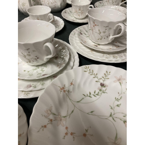 927 - A LARGE AMOUNT OF WEDGWOOD 'CAMPION' TABLEWARE TO INCLUDE VARIOUS SIZED PLATES, BOWLS, TUREENS, CUPS... 