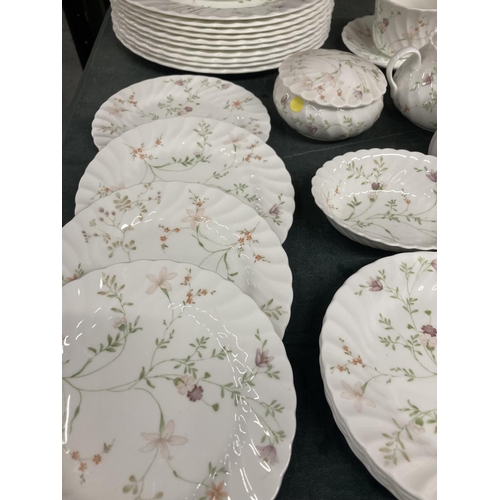 927 - A LARGE AMOUNT OF WEDGWOOD 'CAMPION' TABLEWARE TO INCLUDE VARIOUS SIZED PLATES, BOWLS, TUREENS, CUPS... 