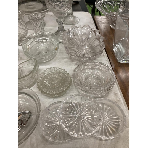 931 - A QUANTITY OF GLASSWARE TO INCLUDE CAKE STANDS, VASES, BOWLS, DISHES, ETC